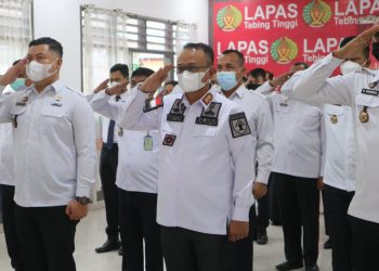Kepala Lembaga Pemasyarakatan (Kalapas) Kelas IIB Tebing Tinggi Anton Setiawan bersama Pejabat Struktural dan Staff mengikuti apel awal tahun 2023