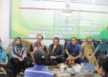 Menteri PPPA RI I Gusti Ayu Bintang Darmawati SE, M.Si, lakukan pertemuan dengan ibu asuh anak 12 tahun yang hamil 8 bulan. (Foto Ist)