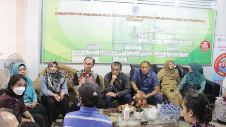 Menteri PPPA RI I Gusti Ayu Bintang Darmawati SE, M.Si, lakukan pertemuan dengan ibu asuh anak 12 tahun yang hamil 8 bulan. (Foto Ist)
