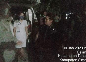 Pihak Polsek Tanah Jawa saat interogasi saksi di TKP.