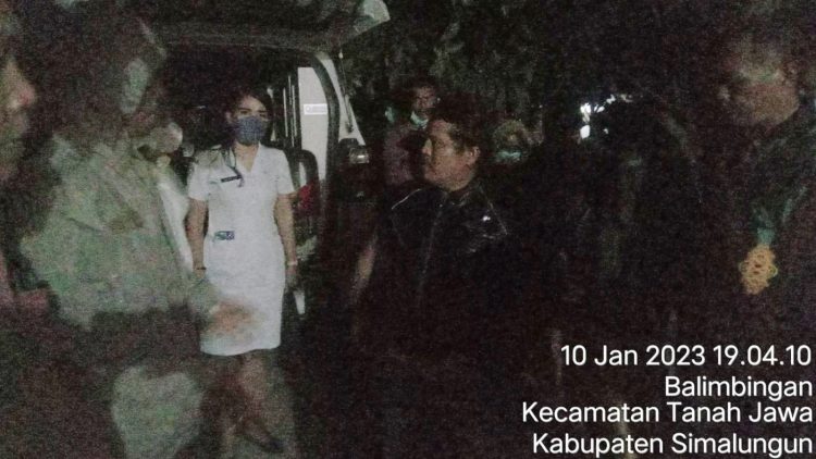 Pihak Polsek Tanah Jawa saat interogasi saksi di TKP.