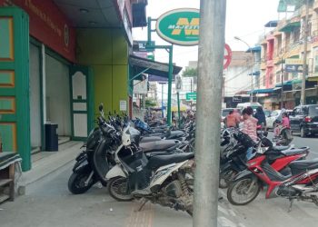 Trotoar di Kota Tebing Tinggi disalah fungsikan jadi lokasi parkir sepeda motor 