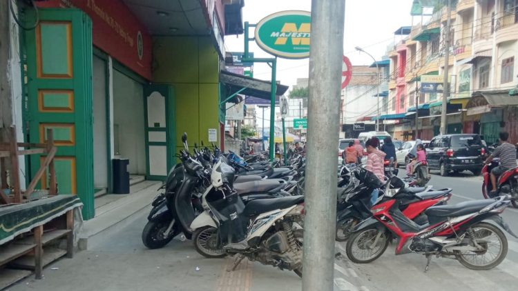 Trotoar di Kota Tebing Tinggi disalah fungsikan jadi lokasi parkir sepeda motor 