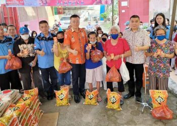 Ketua DPRD Medan Hasyim SE hadiri kegiatan bakti sosial (Baksos) pembagian sembako yang digelar komunitas Happy Social Community (HSC). (Foto Ist)