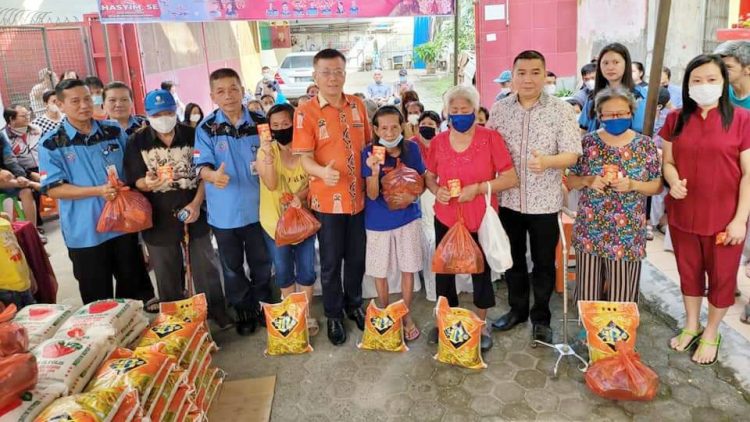 Ketua DPRD Medan Hasyim SE hadiri kegiatan bakti sosial (Baksos) pembagian sembako yang digelar komunitas Happy Social Community (HSC). (Foto Ist)