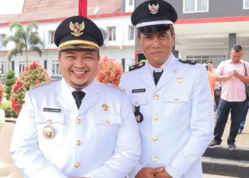 Bupati Tapsel, Dolly Pasaribu dan Azan Sinaga Kepala Desa Sipangko. (Foto Ist)