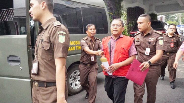Tim Pidsus Kejati Sumut tahan Dirut PT Pollung Karya Abadi, Suherdi. (Foto Ist)