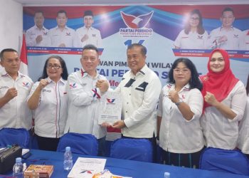 AKBP Purn Faduhusi Zendrato daftar sebagai bakal bacaleg untuk Pemilu 2024  dari Partai Perindo Sumut yang diterima Rudi Zulham Hasibuan, Ketua DPW Perindo Sumut. (Foto Ist)