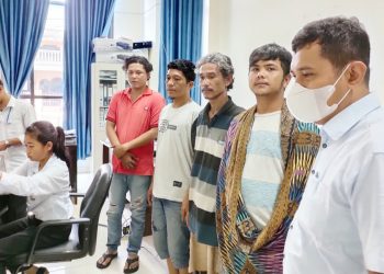 Penyidik Sat Narkoba Polres Siantar saat serahkan ke empat pria pengguna ganja ke Kantor BNNK Siantar