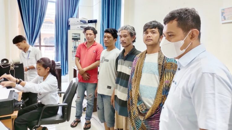 Penyidik Sat Narkoba Polres Siantar saat serahkan ke empat pria pengguna ganja ke Kantor BNNK Siantar