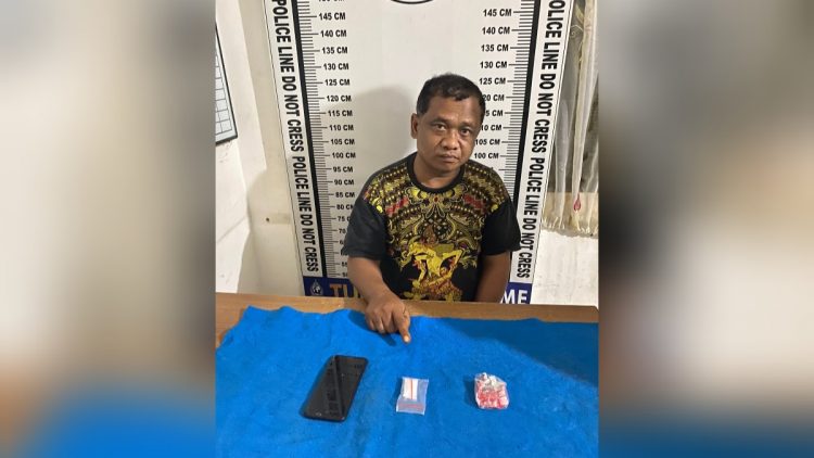 Pelaku Baktiar Napang Siburian dan barang bukti 