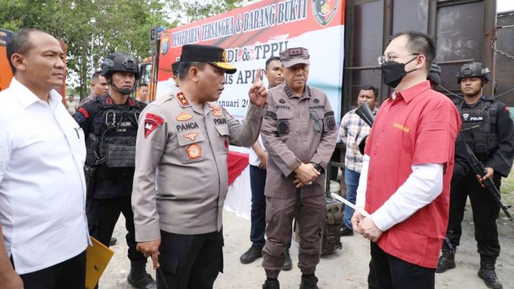 Tersangka Apin BK bos judi terbesar di Sumut Dihadapan Kapolda Sumut, Irjen Pol RZ Panca Putra Simanjuntak. (Foto Ist)