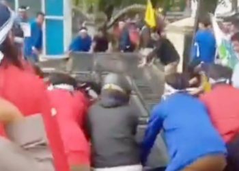 Massa merobohkan pagar Gedung DPRD Sumut yang menolak UU Cipta Kerja. (Foro Ist)