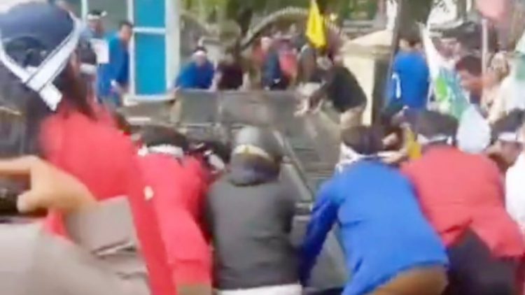 Massa merobohkan pagar Gedung DPRD Sumut yang menolak UU Cipta Kerja. (Foro Ist)