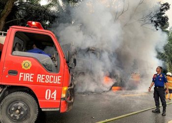 Petugas Damkar saat memadamkan kebakaran Bus PT Pelita Paradep