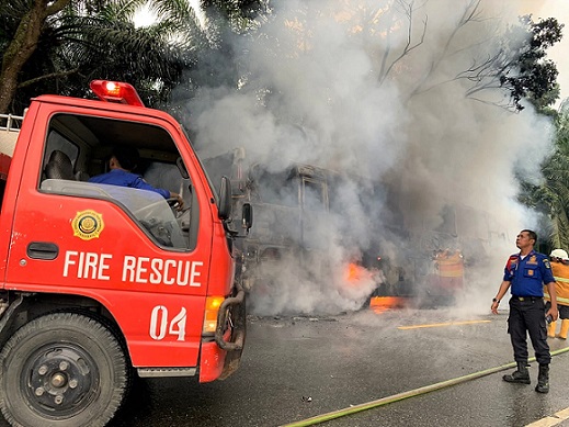 Petugas Damkar saat memadamkan kebakaran Bus PT Pelita Paradep