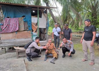 Kapolres Tanjungbalai AKBP Ahmad Yusuf Afandi SIK, MM diwakili Kapolsek Datuk Bandar menyerahkan bantuan bangkui roda kepada Kakek Muktar Ependi