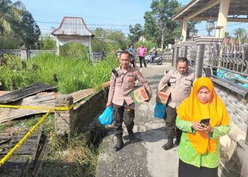 Kapolsek Teluk Nibung AKP Sisbudianto SH bersama personil secara langsung memberikan bantuan berupa sembako kepada warga korban kebakaran