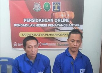 kedua terdakwa, Jalaluddin dan Budi Hartono alias Toton saat sidang online dari Lapas Kelas IIA Pematang Siantar. (dokumen)