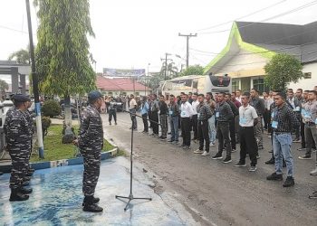 Danlanal TBA, Letkol Laut (P) Aan Prana Tuah Sebayang, SE DWC,saat memberikan arahan dan bimbingan kepada Para Casis sebelum diberangkatkan