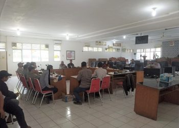 Ketua Komisi B DPRD Tanjungbalai Hj Hartati SE pimpin rapat dengar pendapat dengan perwakilan pegawai honorer Dishub