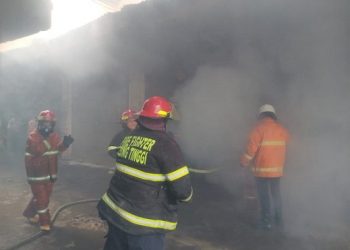 Petugas Damkar saat berusaha memadamkan kobaran api