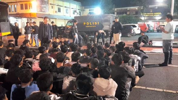 Polrestabes Medan mengamankan puluhan remaja dari Jalan Karya Ujung Desa Helvetia, Kecamatan Sunggal, Kabupaten Deliserdang. (Foto Ist)