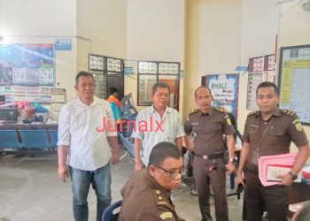 kedua tersangka PMDP dan BSLS saat diserahkan Tim Walta dipimpin M. Muchlis Lubis ke Lapas Kelas IIA Pematang Siantar