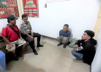 Bhabinkamtibmas AIPTU H. Matondang saat mediasi korban dan kedua pelaku pencurian