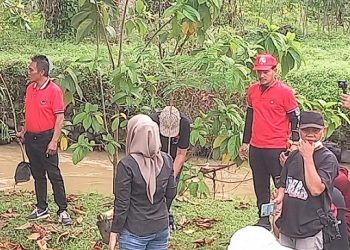 Pengurus dan kader DPC PDI Perjuangan Tebing Tinggi saat tanam ratusan pohon dipinggir sungai
