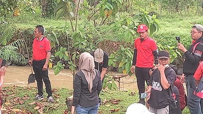 Pengurus dan kader DPC PDI Perjuangan Tebing Tinggi saat tanam ratusan pohon dipinggir sungai