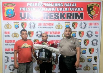 Pelaku Pelaku NN alias MN dan barang bukti sudah diapit polisi Polsek Tanjungbalai Utara