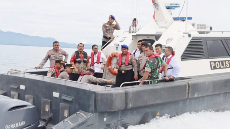 Kabaharkam Polri, Komjen Pol Arief Sulistyanto didampingi Waka Polda Sumut Brigjen Pol Jawari, Kakorbinmas Baharkam Polri Irjen Pol Hary Sudwijanto, Karorenmin Baharkam Polri Brigjen Pol Agung Julianto meninjau persiapan event internasional F1H2O)l di Kota Balige, Kabupaten Toba. (Foto Ist)