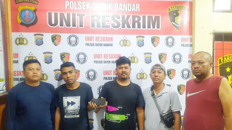 Pencuri HP dan penadah diapit polisi Polsek Datuk Bandar