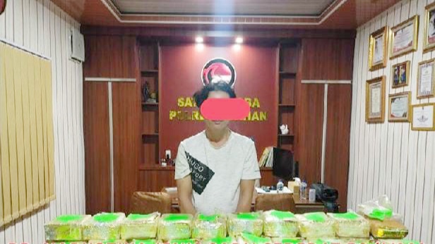 SS yang diduga sebagai kurir shabu ditangkap Polres Asahan. (Foto Ist)