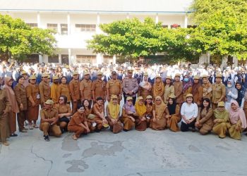 Kapolsek Padang Hilir AKP S. Galingging photo bersama Kepala, para guru dan pelajar SMPN 1