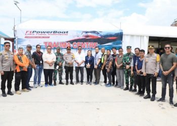 Kapolda Sumut Irjen Pol RZ Panca Putra Simanjuntak meninjau Trauma Center F1 Powerboat. (Foto Ist)