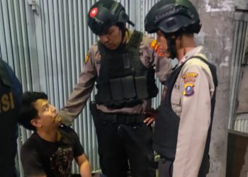 Tim Patroli Presisi Sat Samapta Polrestabes Medan mengamankan warga Jalan Waru, Medan Petisah yang kedapatan mengantongi shabu. (Foto Ist)