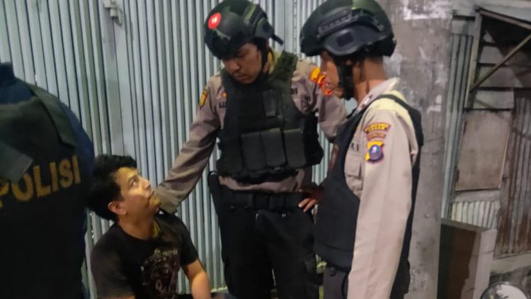 Tim Patroli Presisi Sat Samapta Polrestabes Medan mengamankan warga Jalan Waru, Medan Petisah yang kedapatan mengantongi shabu. (Foto Ist)