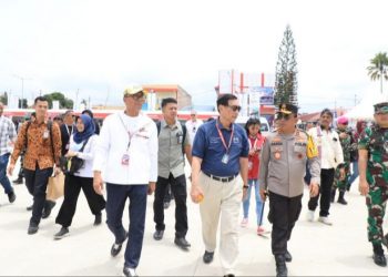 Menteri Koordinator (Menko) Kemaritiman dan Investasi Indonesia (Marves), Luhut Binsar Panjaitan saat meninjau dimulainya F1 Powerboat. (Foto Ist)