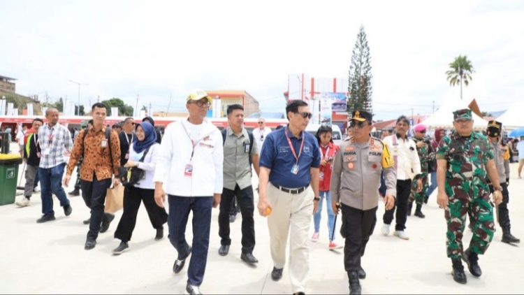 Menteri Koordinator (Menko) Kemaritiman dan Investasi Indonesia (Marves), Luhut Binsar Panjaitan saat meninjau dimulainya F1 Powerboat. (Foto Ist)