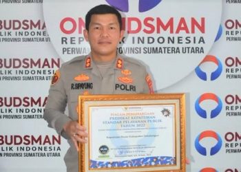 Kapolres Simalungun AKBP Ronald FC Sipayung SH SIK MH menerima piagam penghargaan predikat zona hijau dengan kategori A dalam opini pelayanan publik kualitas tinggi dari Ombudsman RI Perwakilan Sumut .Foto Ist