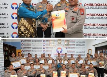 Kepala Ombudsman RI Perwakilan Provinsi Sumut, Abyadi Siregar menyerahkan penghargaan kepada Kapolda Sumut Irjen Pol RZ Panca Putra Simanjuntak beserta 19 Kapolres. (Foto Ist)