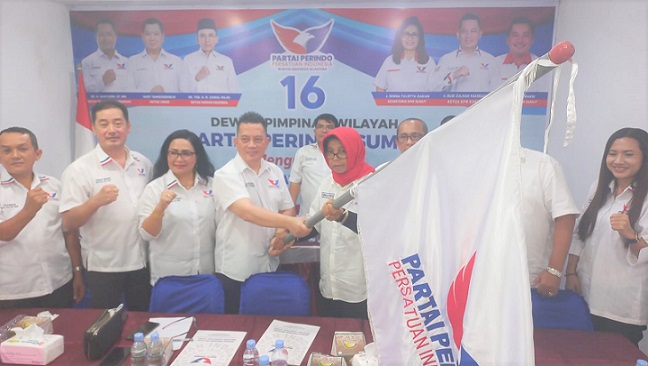 Ketua DPW Partai Perindo Sumut Rudi Zulham Hasibuan bersama pengurus menyerahkan SK DPP Perindo tentang susunan kepengurusan DPD Perindo Tanjungbalai kepada Nurmalia Sitorus SPd. (Foto Romulo)