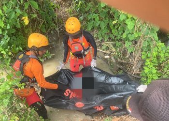 Tim Pos SAR Parapat saat evakuasi jasad bocah Erpando dari saluran irigasi belakang rumah orangtuanya