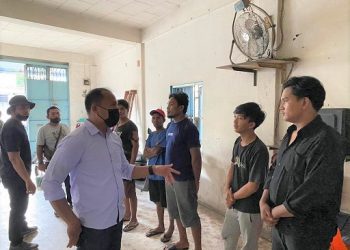 Kasat Narkoba Polres Siantar AKP Rudi Panjaitan SH saat interogasi para pengunjung Warnet Evi Net