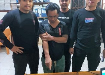 Pelaku TP alias Togu dan barang bukti diapit Tim Opsnal Satres Narkoba Polres Simalungun