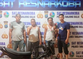 Kedua pelaku, BS alias B dan S menunjukkan barang bukti diapit polisi
