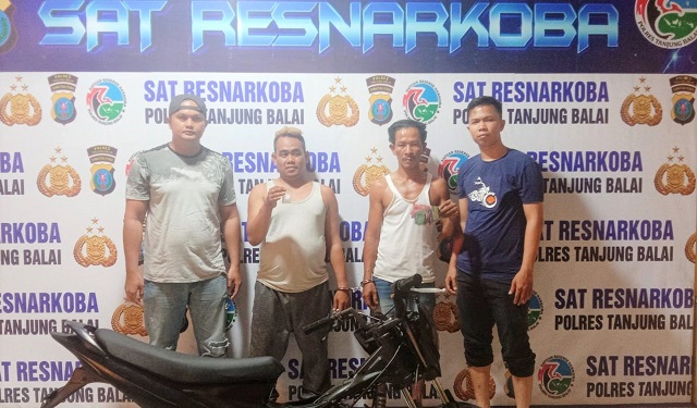 Kedua pelaku, BS alias B dan S menunjukkan barang bukti diapit polisi