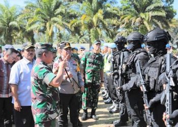 Kapolda Sumut Irjen Pol RZ Panca Putra Simanjuntak dan Pangdam I Bukit Barisan Mayjen TNI Daniel A Chardin saat memimpin apel pasukan untuk Operasi Hopal Toba 2023 dalam rangka event F1 Powerboat. (Foto Ist)